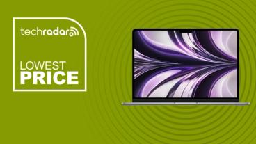 M2 칩이 탑재된 애플 맥북 에어가 초록색 배경에 표시되어 있으며 최저가 프로모션 텍스트가 포함됨