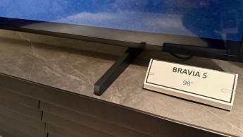 Крупный план ножек телевизора Sony Bravia 5 с диагональю 98 дюймов