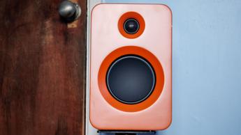 Vorderansicht des passiven Kanto ren Lautsprechers vor einer Tür