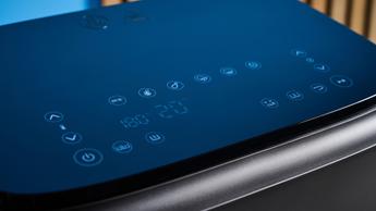 A fritadeira elétrica Philips FlexDrawer Série 1000 exibindo seus modos predefinidos e painel de controle em um fundo azul