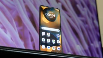 Pantalla de inicio del smartphone Motorola Razr Plus 2025