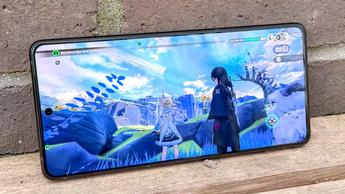Smartphone Asus Zenfone 12 Ultra ejecutando el juego Ex Astris