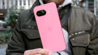 Une personne tenant un smartphone Google Pixel 9a dans sa main