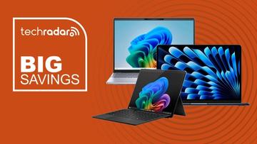 Dell Inspiron-, MacBook- och Surface Pro-bärbara datorer sida vid sida på en orange bakgrund