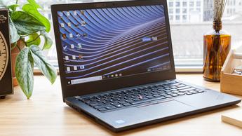 책상 위에 놓인 녹색 화분 옆의 Lenovo ThinkPad T480 노트북