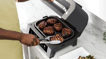 Parrilla eléctrica Ninja Foodi Smart XL 6 en 1 sobre una encimera de cocina