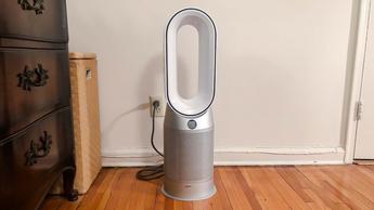 Purificador de aire Dyson Purifier Hot + Cool HP07 enchufado en el suelo de un dormitorio