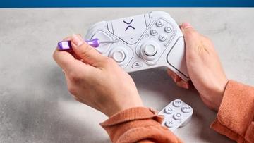 En vit Turtle Beach Victrix Pro BFG Reloaded trådlös handkontroll för PlayStation 5