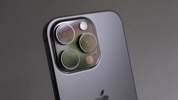 iPhone 16 Pro-smarttelefonen visas på en grå bakgrund