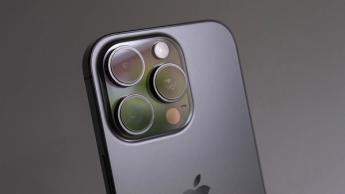 iPhone 16 Pro-smarttelefonen visas på en grå bakgrund