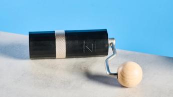 Moedor de café manual 1Zpresso Q Air sobre fundo azul