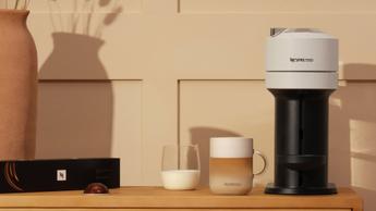 Máquina de café Nespresso Vertuo Next sobre a bancada da cozinha