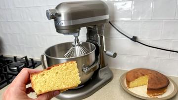 Un pastel recién horneado usando la batidora de pie KitchenAid de 7 cuartos