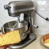 Un pastel recién horneado usando la batidora de pie KitchenAid de 7 cuartos