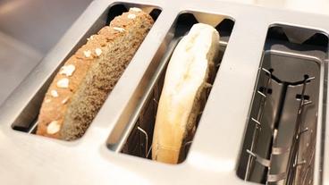 Torradeira Cuisinart Classic CPT-180 em uso no balcão da cozinha