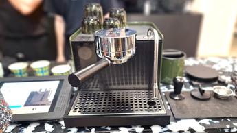 Equipamentos modernos de tecnologia para café em exibição no London Coffee Festival