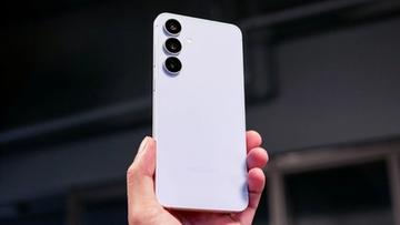 Smartphone Samsung Galaxy S25 FE segurado na mão de uma pessoa