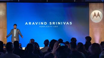 Oplægsholdere præsenterer ved lanceringen af Motorola Razr Ultra 2025