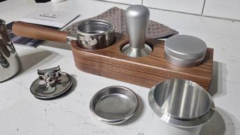 Una selezione di accessori di rete Meraki, inclusi cavi e kit di montaggio