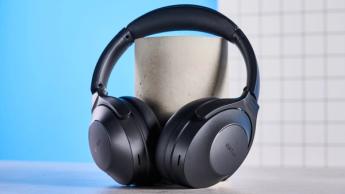 Die preiswerten Over-Ear-Kopfhörer EarFun Wave Life mit schwarzen Ohrmuscheln, Tasten zur Steuerung der aktiven Geräuschunterdrückung und Lautstärke sowie um 90 Grad drehbaren Ohrmuscheln