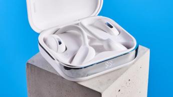 Tozo OpenEgo Open-Ear Wireless-Kopfhörer vor blauem Hintergrund