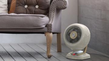Calefactor vintage Vornado VHEAT para toda la habitación colocado en el suelo del salón