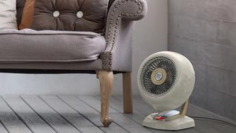 Calefactor vintage Vornado VHEAT para toda la habitación colocado en el suelo del salón