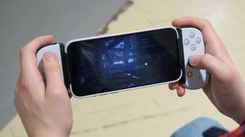 En person som spelar ett mobilspel med en Backbone One-kontroll