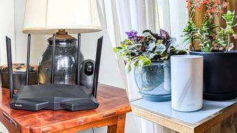 En jämförelsebild som visar en traditionell Wi-Fi-router till vänster och en mesh Wi-Fi-router till höger