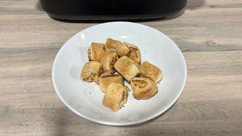 Enroladinhos de salsicha recém-assados na fritadeira sem óleo Philips 1000 Series FlexDrawer