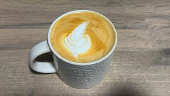 Un espresso latte appena preparato servito in un bicchiere, realizzato con la macchina per espresso casabrews 5418pro