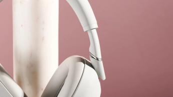 Nærbillede af hængselsdesignet på Sony WH-1000XM6-hovedtelefonerne
