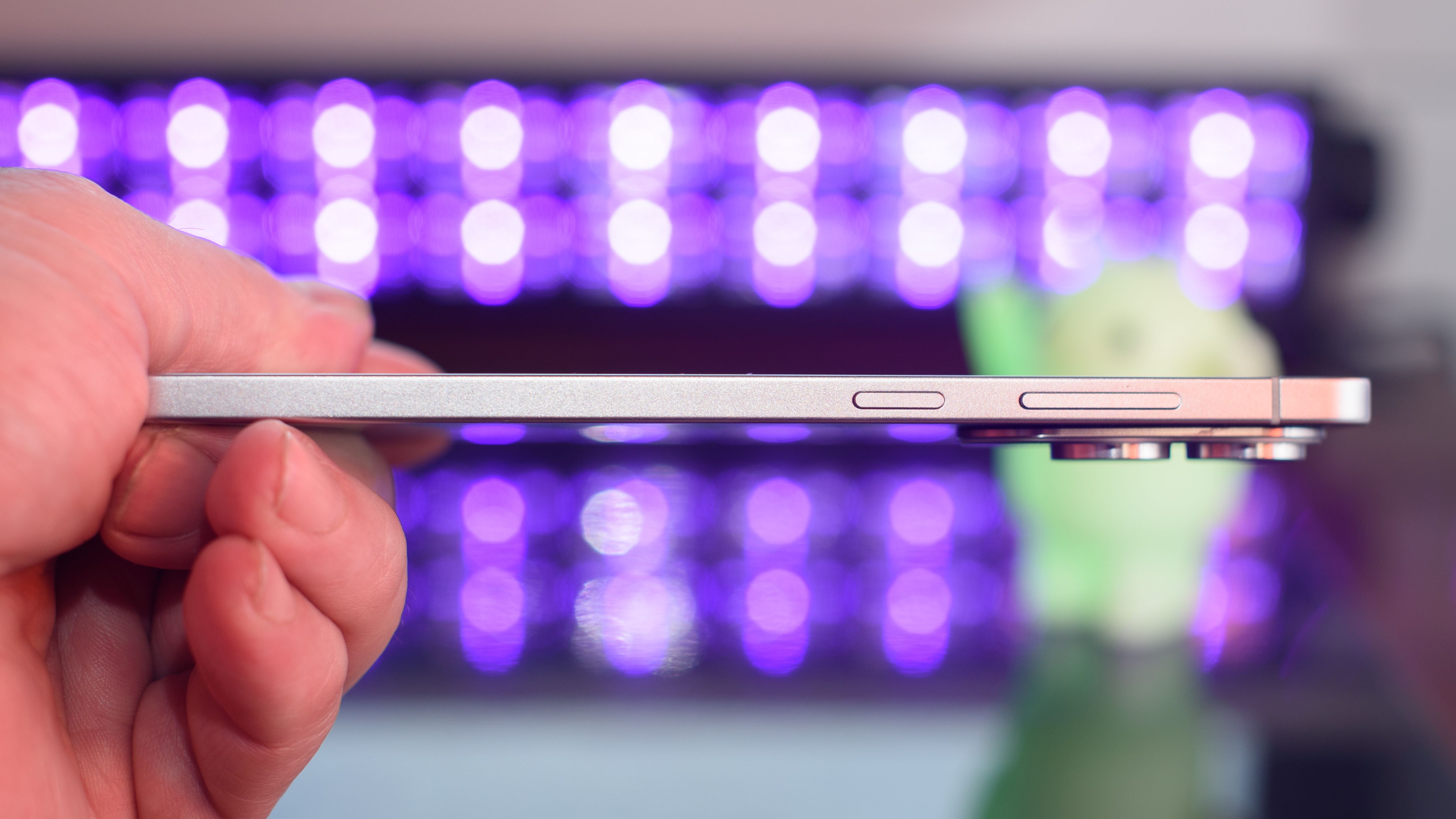 Samsung Galaxy S25 Edge-smartphone med suddiga ljus i bakgrunden