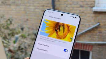 Oppo Reno 13 Pro-smartphone med elegant design