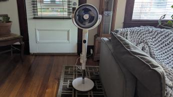 Ventilador inteligente Dreo PolyFan 704S colocado en una sala moderna