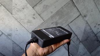 男性がMSI Vector A18 HX A9Wノートパソコン用アダプターを持っている