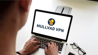 노트북 화면에 열린 Mullvad VPN 애플리케이션