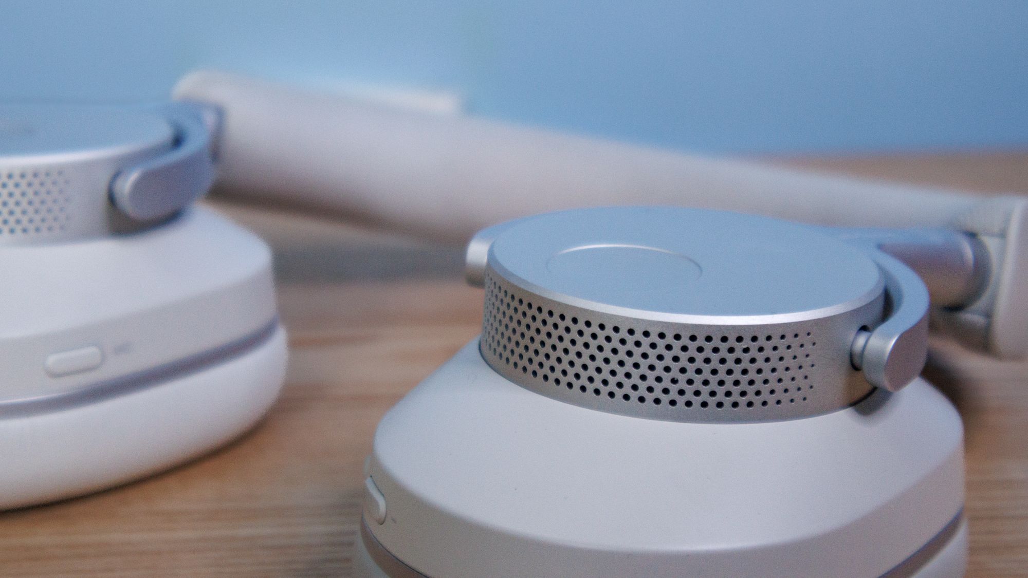 Kabellose Cambridge Audio Melomania P100 SE Kopfhörer und Ladecase auf einem Tisch