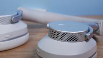 Kabellose Cambridge Audio Melomania P100 SE Kopfhörer und Ladecase auf einem Tisch