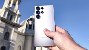 Sosteniendo el smartphone Samsung Galaxy S25 Ultra bajo la luz del sol