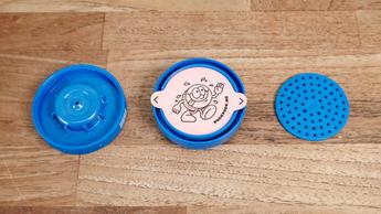 Accessorio PUCK PUCK per caffè freddo montato su un bicchiere