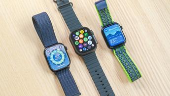 Apple Watch Series 10, Apple Watch SE y Apple Watch Ultra 2 mostrados uno al lado del otro sobre una mesa de madera