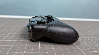 Hori Wireless Fighting Commander Octa Pro-spelkontroll på en vit bakgrund