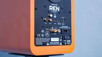 Kanto Ren Gerät mit sichtbaren Ein- und Ausgängen vor einer blauen Wand