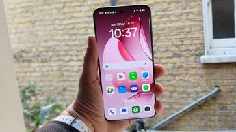 Oppo Reno 13 Pro-smartphone med elegant design