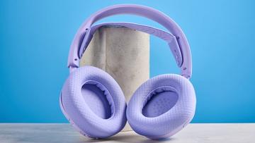 Ett lavendelfärgat SteelSeries Arctis Nova 3 trådlöst gaming-headset visas