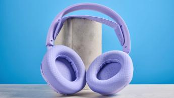 Ett lavendelfärgat SteelSeries Arctis Nova 3 trådlöst gaming-headset visas