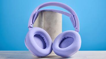 展示されているラベンダーカラーのSteelSeries Arctis Nova 3 ワイヤレスゲーミングヘッドセット