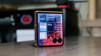 Paneles de pantalla externa del Motorola Razr Plus 2025 que muestran el diseño del smartphone plegable