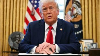 USA:s president Donald Trump undertecknar en exekutiv order om att inrätta en amerikansk statlig investeringsfond i Ovala rummet den 3 februari 2025.